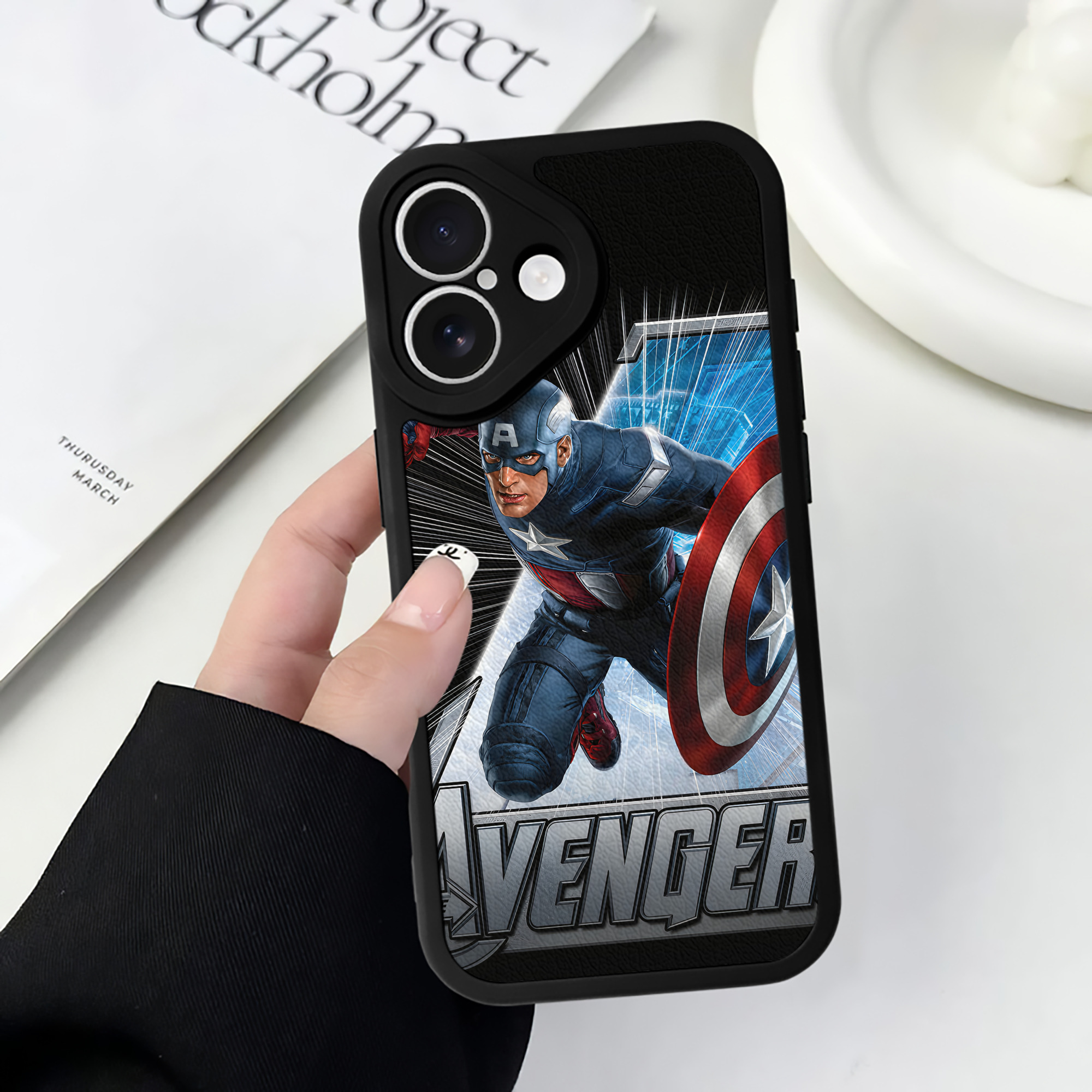 （画像用） アベンジャーズ The Avengers 【iPhone 16シリーズ対応】シリコンスマホケース（レザー調） 材質：シリコン